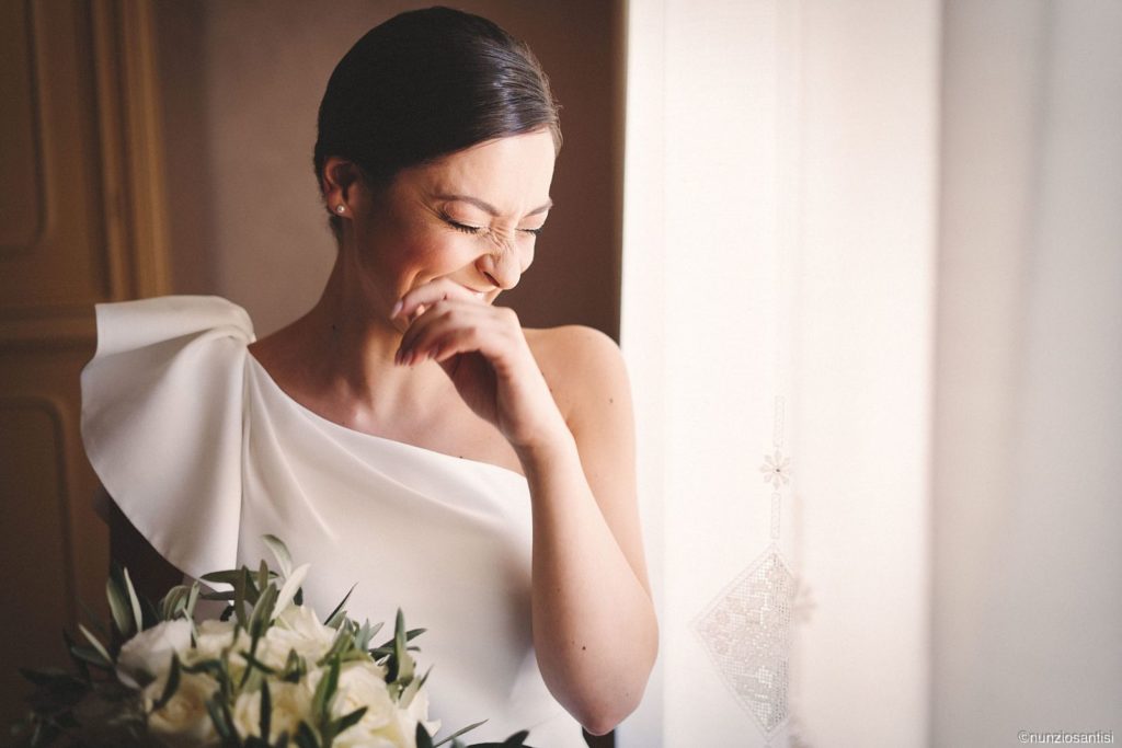 primo piano sposa che ride
