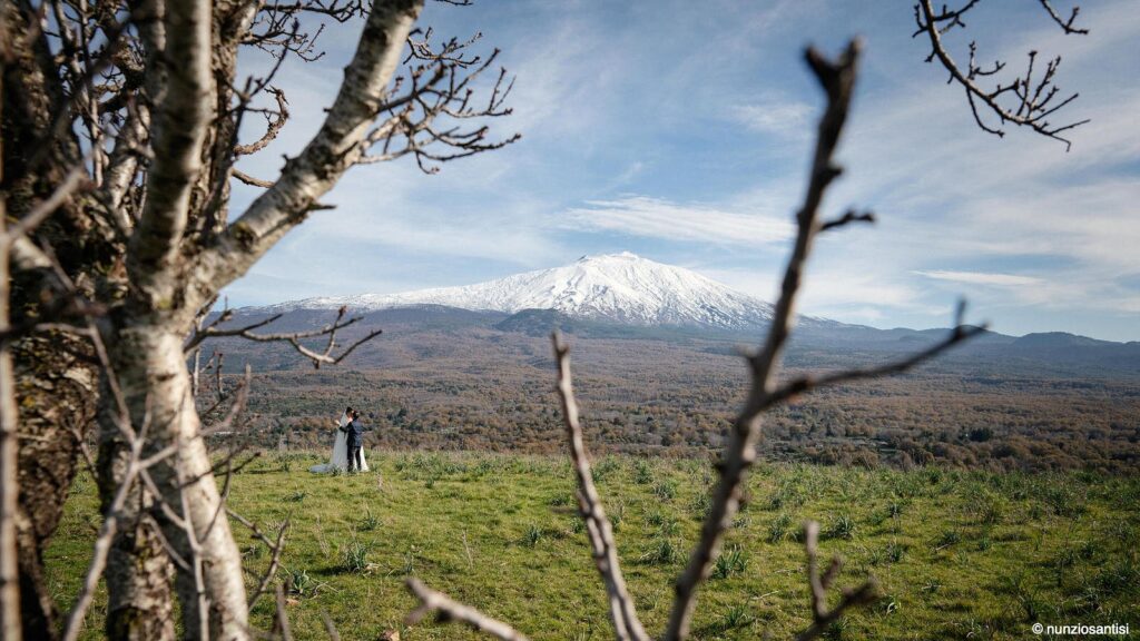 paesaggio dell'Etna innevata con gli sposi